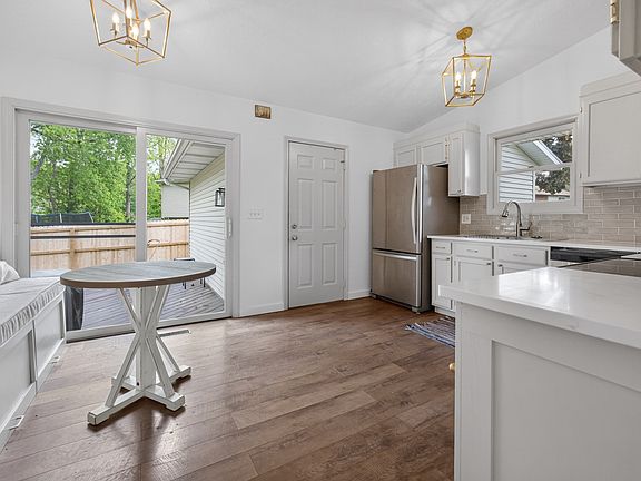 5th image of 9 Timber View Dr