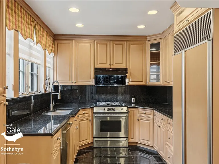 180 Greenway Ter S — Photo 12