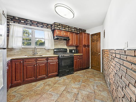 3rd image of 8093 Cypress Ave