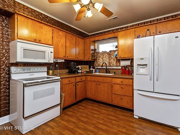 5th image of 142 Iroquois St
