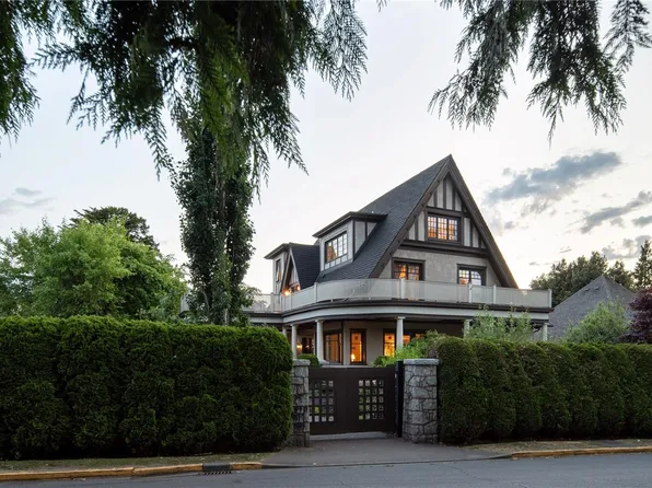 1030 Saint Charles St, Victoria, BC V8S 3P6