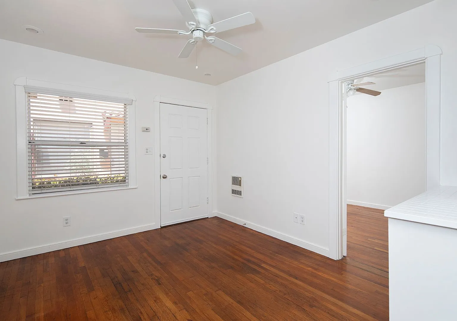 Crevillea Apartments — Photo 3