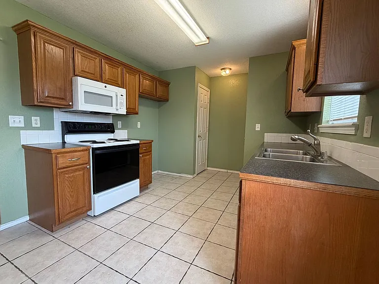 550 Walker St — Photo 4