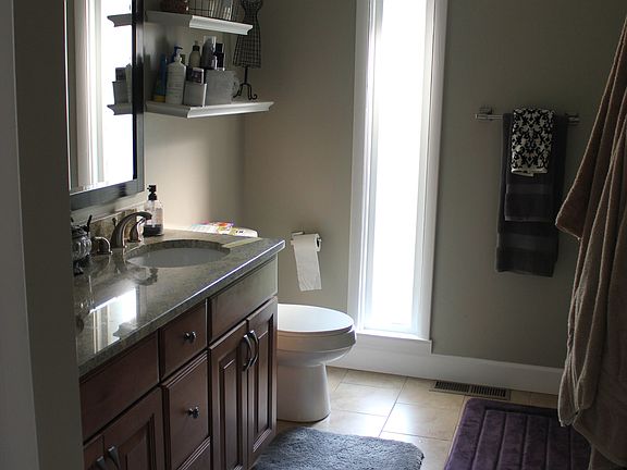 Large Master Bathroom/double sinks, brand new