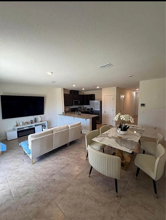 3 bed, 2.5 bath, 1464 sqft, $2,050 — Photo 3