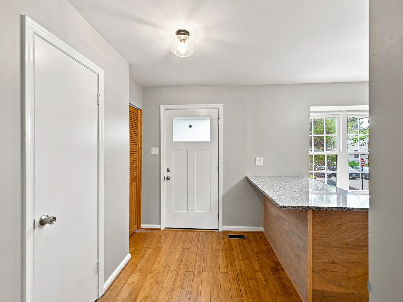 3 bed, 1408 sqft, $3,000 — Photo 2