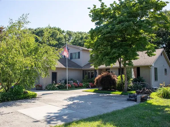 122 Elton Cir, Cranston, RI 02921