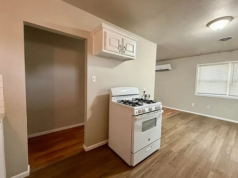 505 E 37th St — Photo 5