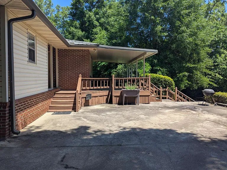 610 W Charlton St — Photo 6