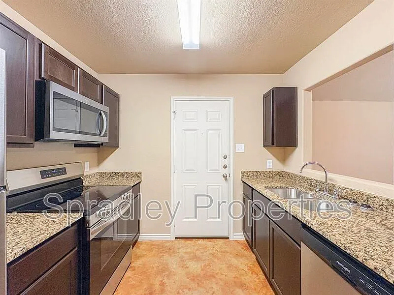 3 bed, 2.0 bath, 1293 sqft, $1,395 — Photo 4