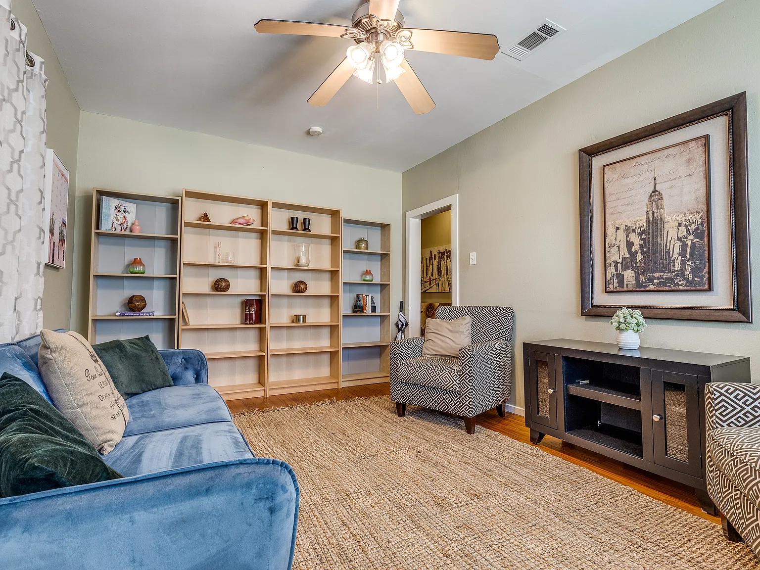 3 bed, 1623 sqft, $1,900 — Photo 2