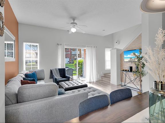 3rd image of 1084 Park Ridge Cir
