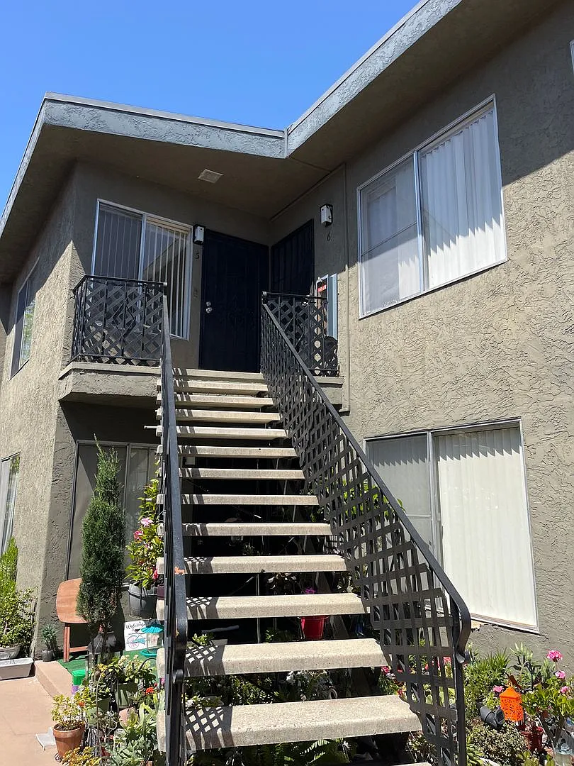North Park - Spacious 2BR/2BA upper unit w/parking+coin laundry — Photo 3