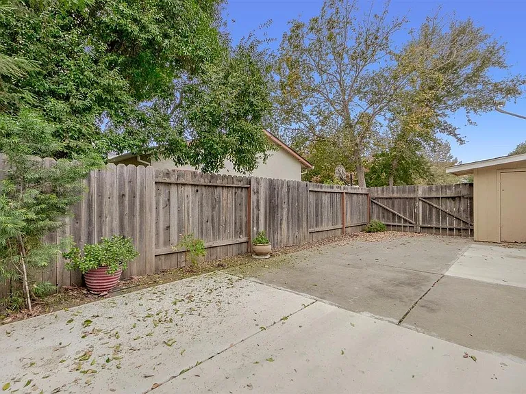 704 Christie Ct — Photo 20