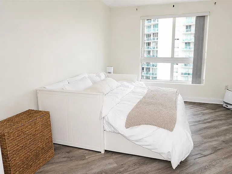 241 Riverside Dr #2009 — Photo 20