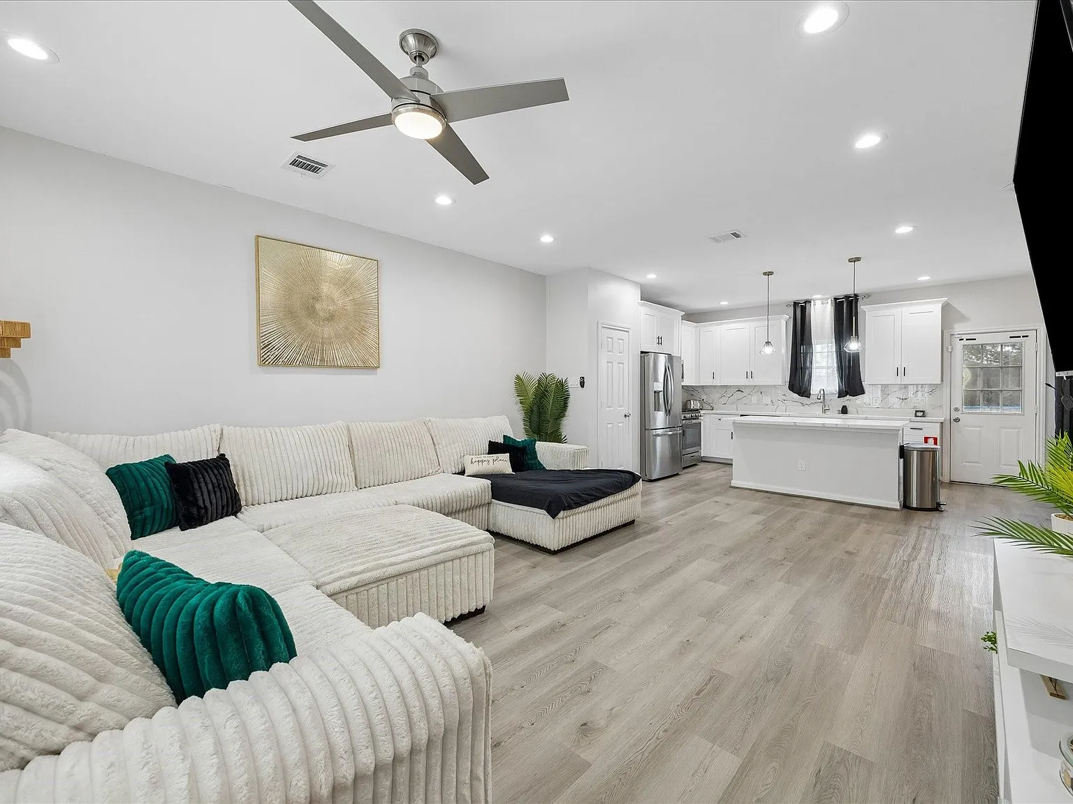 4 bed, 2.5 bath, 2093 sqft, $3,300 — Photo 3
