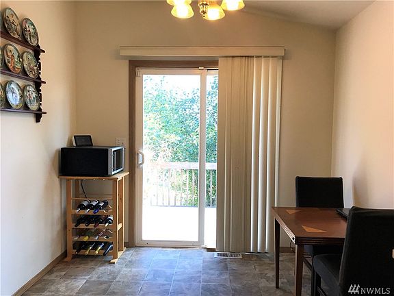 4th image of 204 Meadow Ln