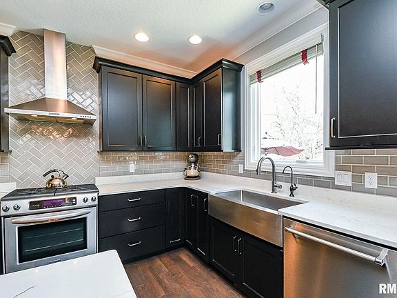 3rd image of 6524 Blackberry Ln