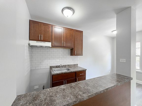 3rd image of 4756 N Maplewood #702