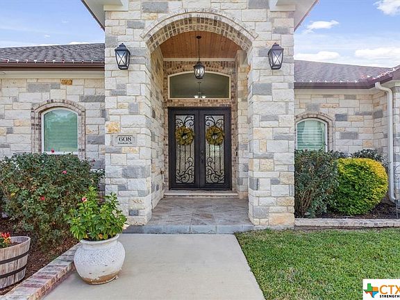 4th image of 608 Creekside Dr