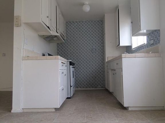 3rd image of 14160 Roscoe Blvd