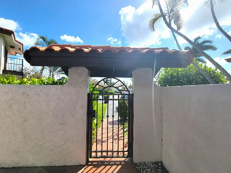 13465 Fountain View Blvd — Photo 37