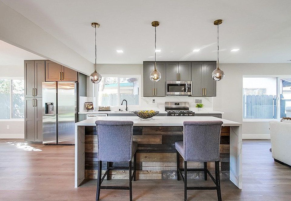 2nd image of 581 Del Mar Ave