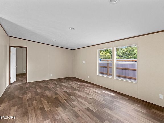 5th image of 591 Freeman Ave