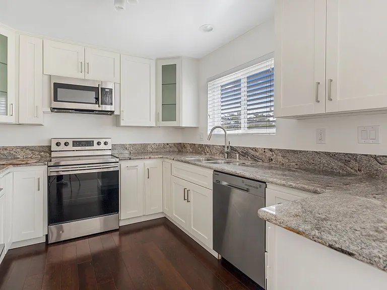 350 S Reeves Dr — Photo 11