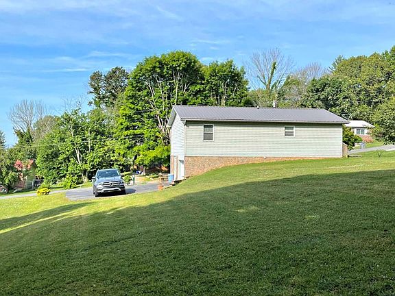3rd image of 816 Pinecrest Dr