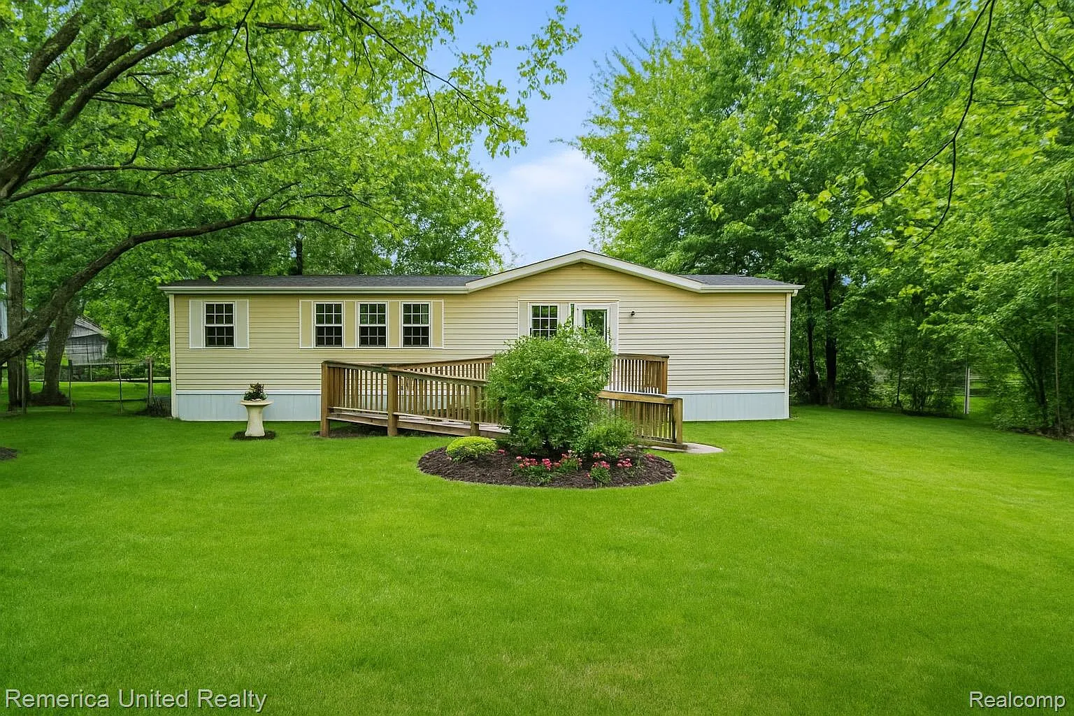 5758 Maunee Dr photo 1