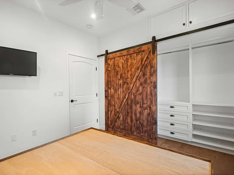 2813 Military Ave — Photo 32