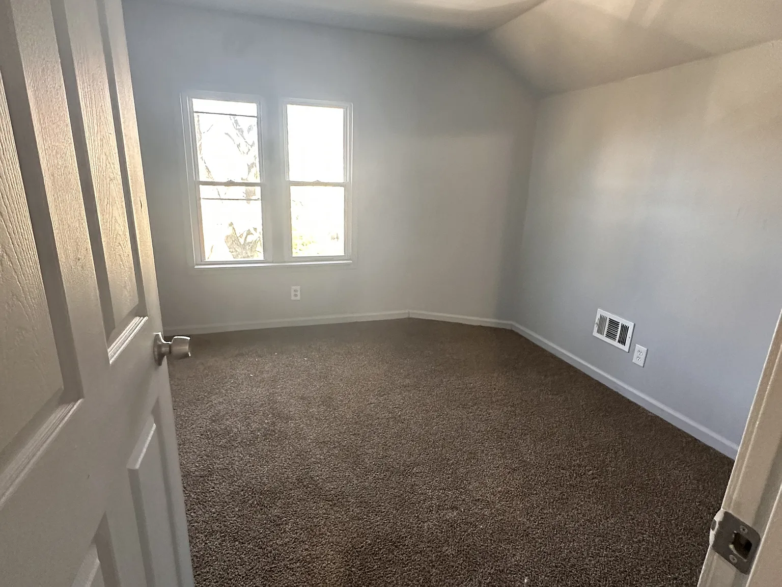 558 Holbrook Avenue - 1 — Photo 4