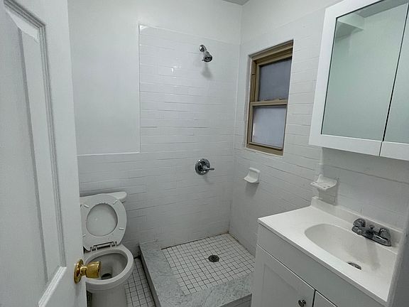 3rd image of 1147 Hoe Ave APT 2