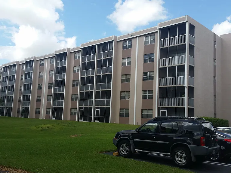 Sherwood Square Apartments — Photo 3