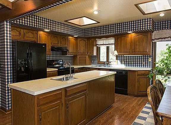 5th image of 14 Darlyn Dr