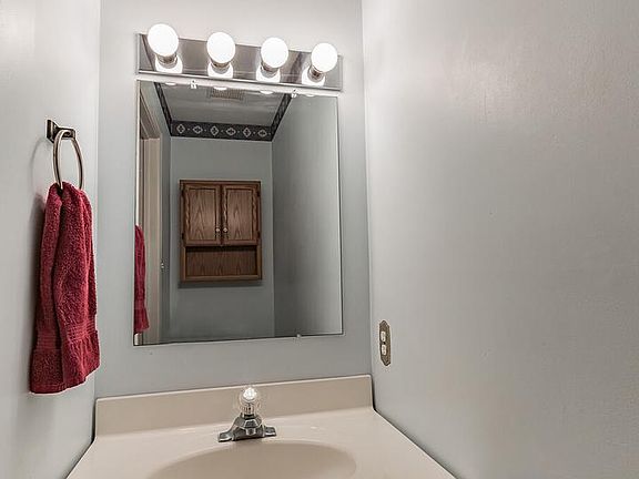 4th image of 6 Paxton Ln