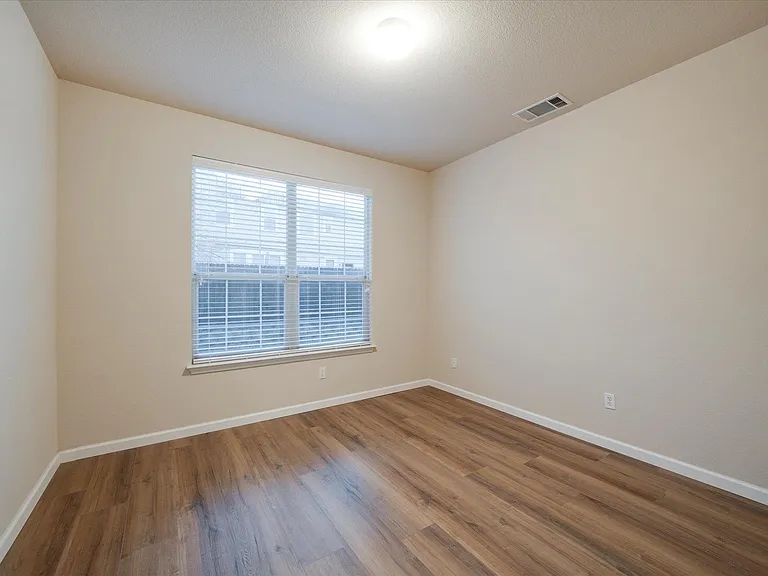 185 Hometown Pkwy — Photo 16