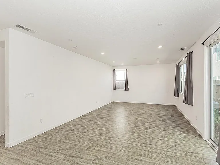 2844 N Vahe — Photo 3