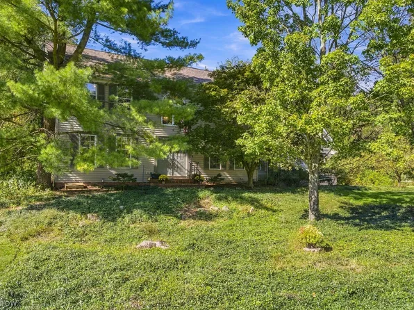492 E Pioneer Trl, Aurora, OH 44202