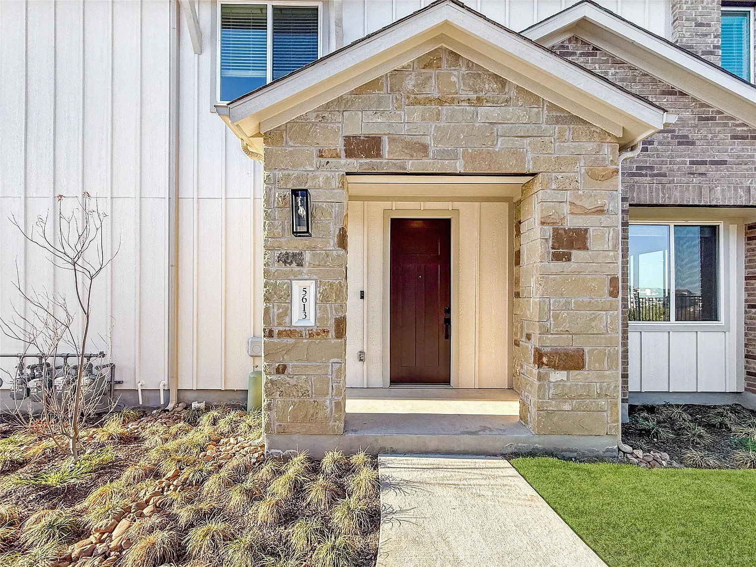 4 bed, 2.5 bath, 1964 sqft, $3,881 — Photo 2