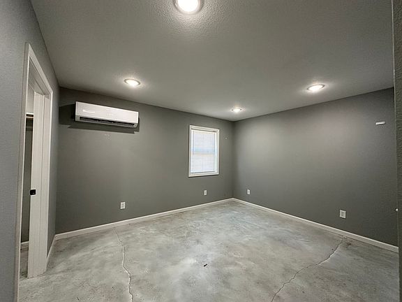 5th image of 105 Evergreen Pl