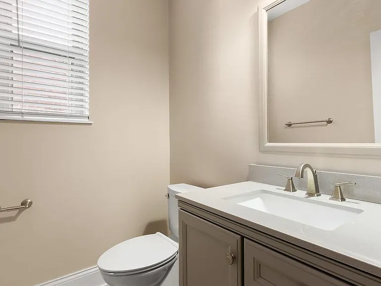 1131 Franklin Ave — Photo 14