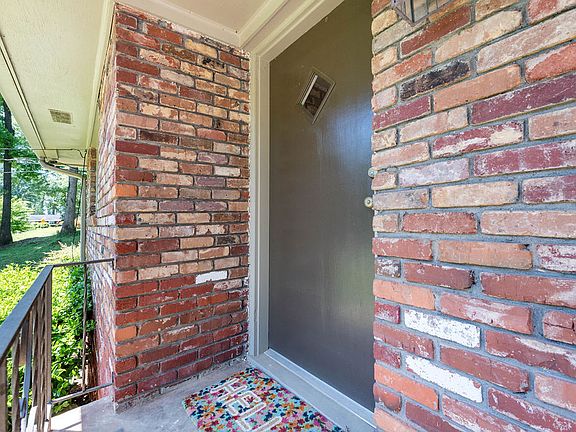 5th image of 3840 Hillcrest Dr SE