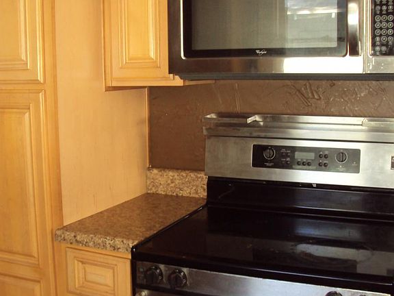 4th image of 810 E Genesee St