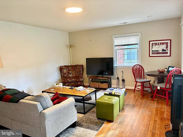 1316 Rowe St — Photo 10