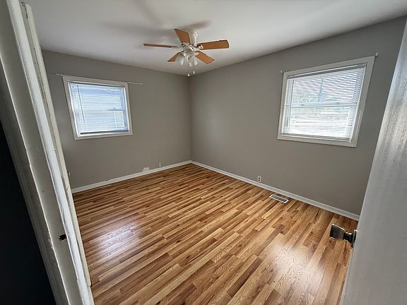 4th image of 320 Hemlock Ave