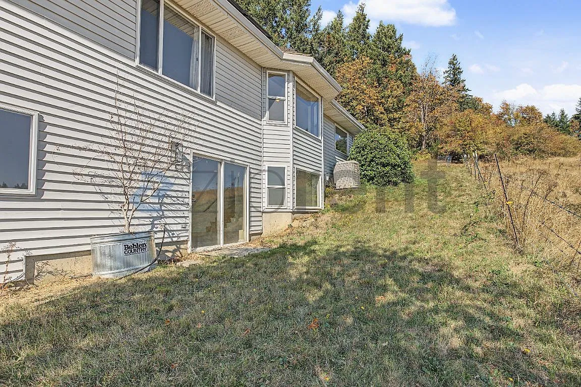 4 bed, 2235 sqft, $3,400 — Photo 4