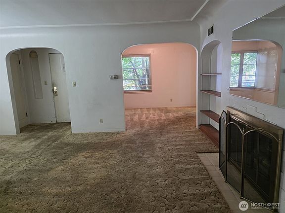 2nd image of 811 Lewis Avenue