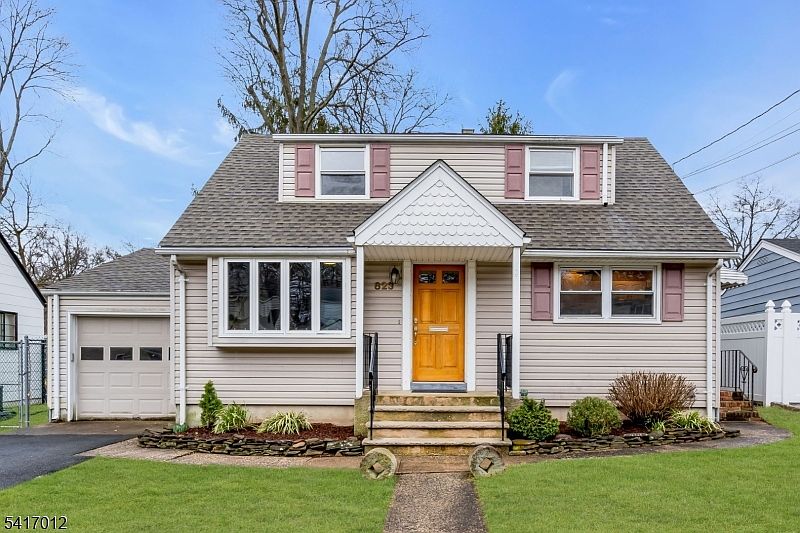 1st image of 823 Pinewood Rd